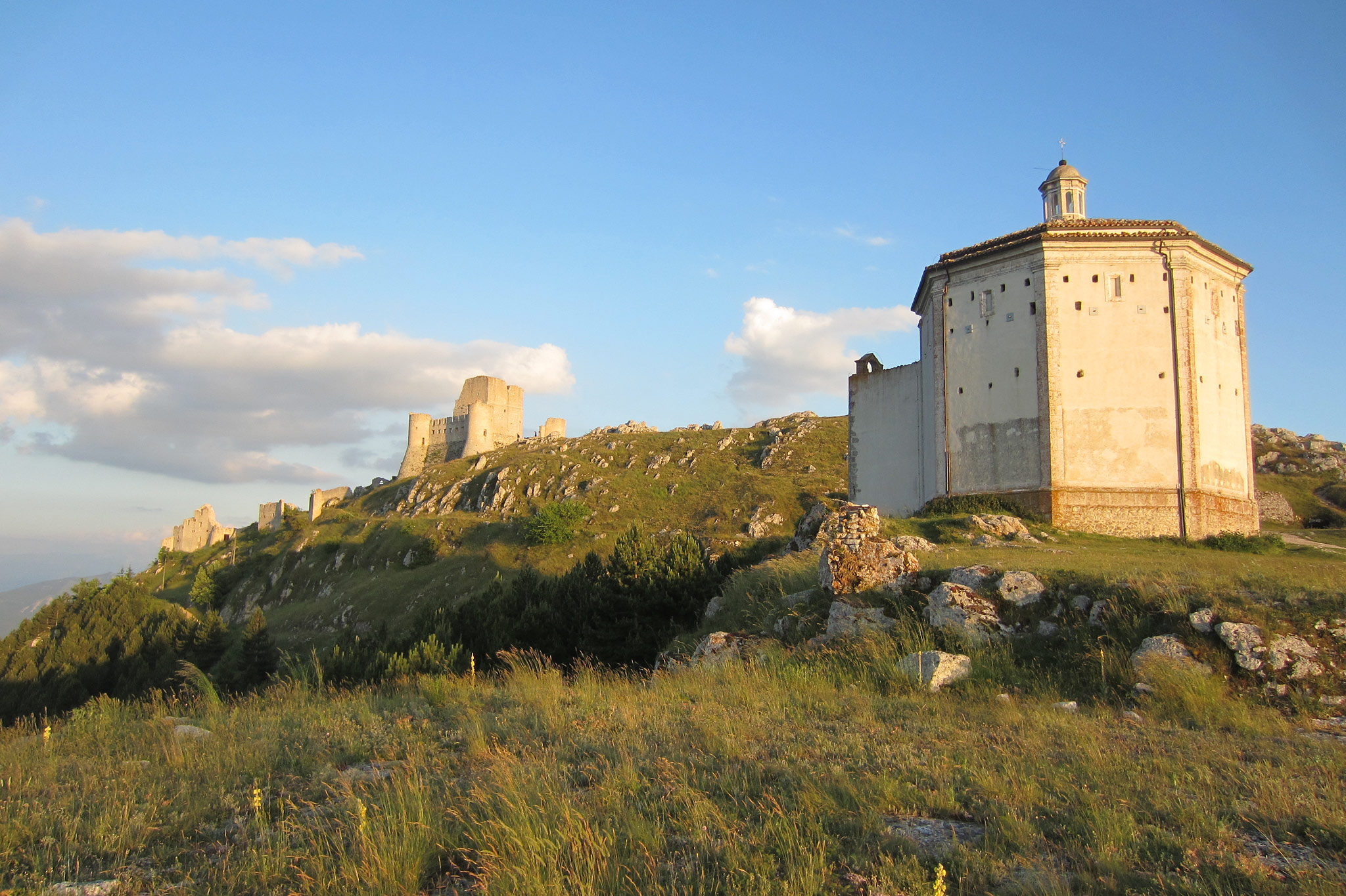 Calascio (Photo license: CC BY-NC-SA 2.0)
